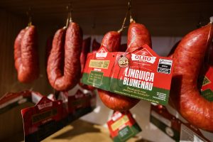 Linguiça Blumenau preservada: Revogada necessidade de mudança na receita