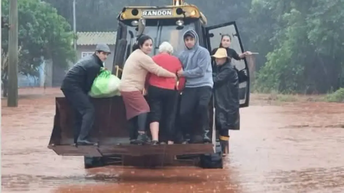 Chuva supera 200 mm, rios transbordam e vem mais água
