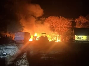 Curral é destruído por incêndio criminoso