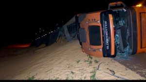 Carreta carregada com soja tomba em estrada