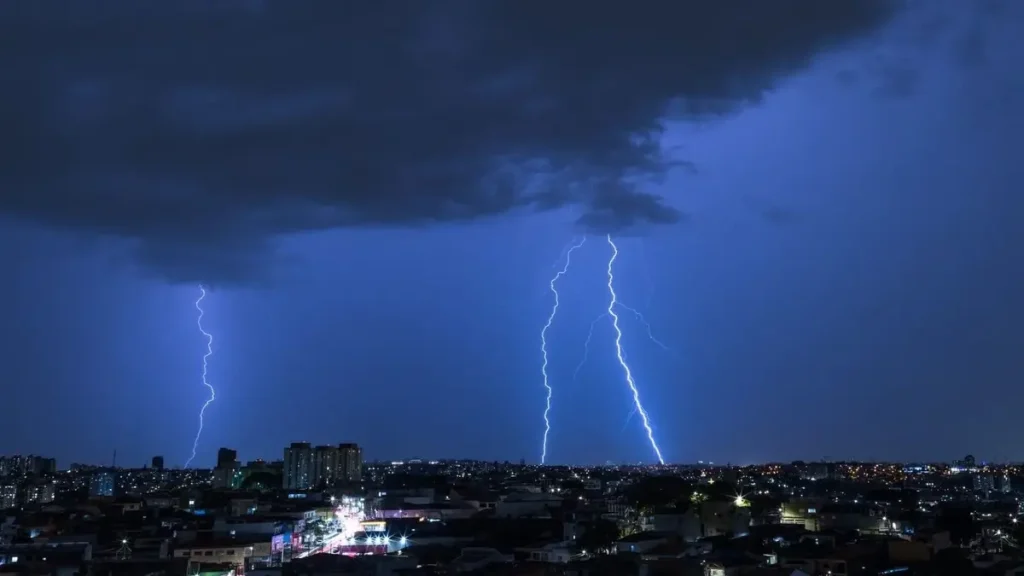 Frente fria avança com chuvas e temporais
