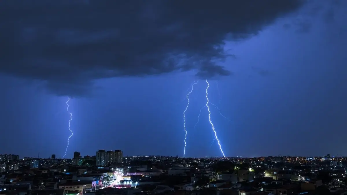 Frente fria avança com chuvas e temporais