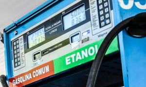Gasolina E32 amplia mercado para cana e milho