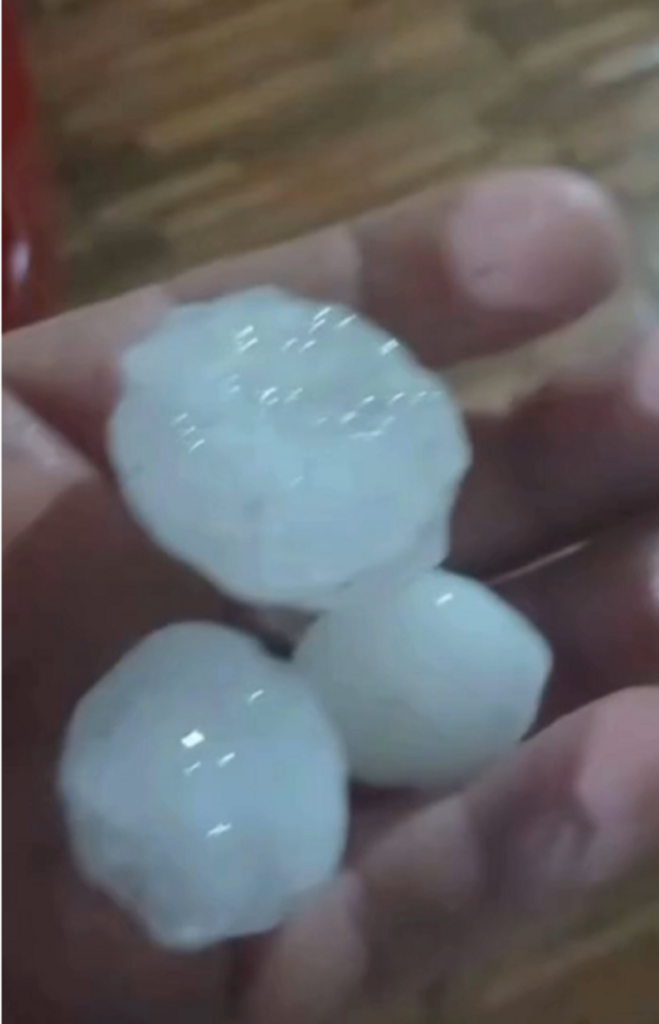 Forte chuva de granizo causa estragos no Paraná