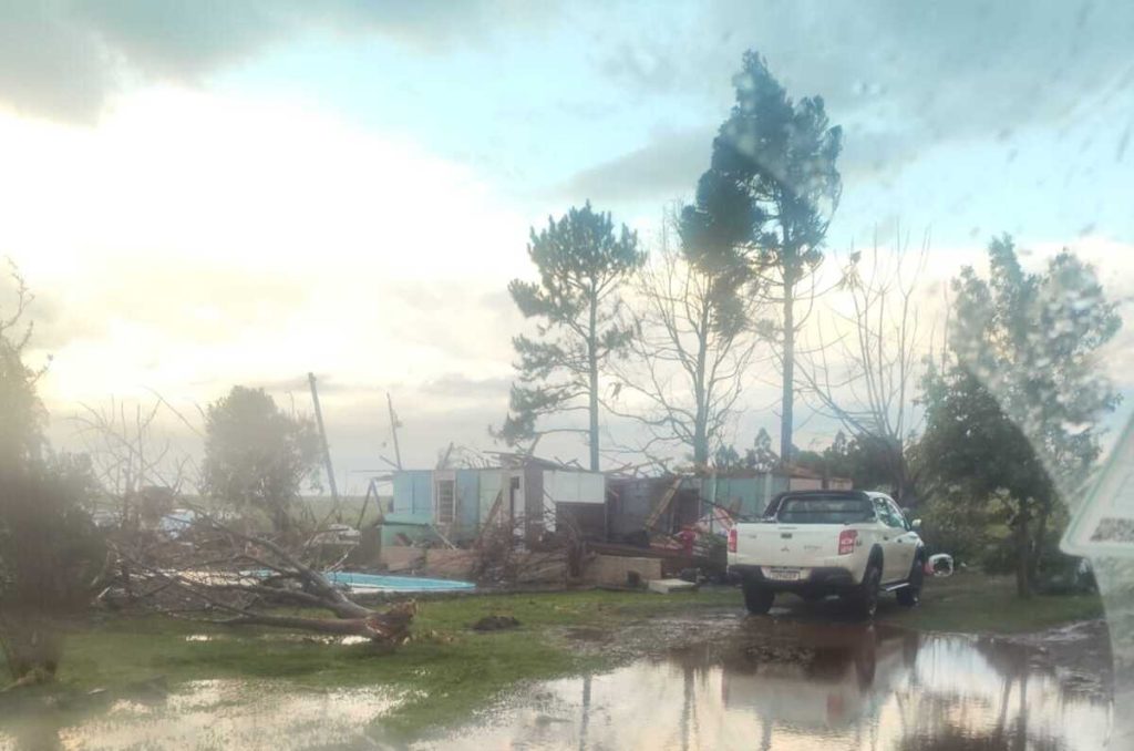 Temporal destrói casas e barracões