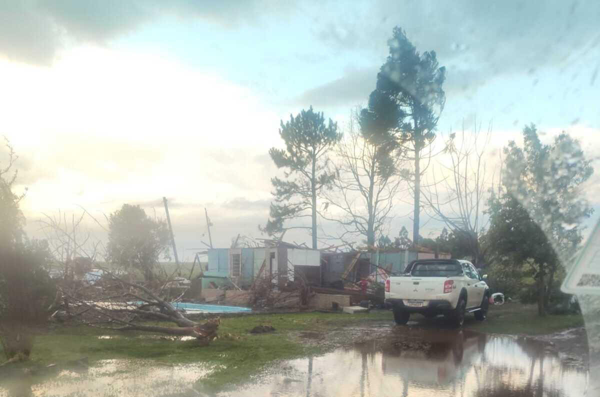 Temporal destrói casas e barracões