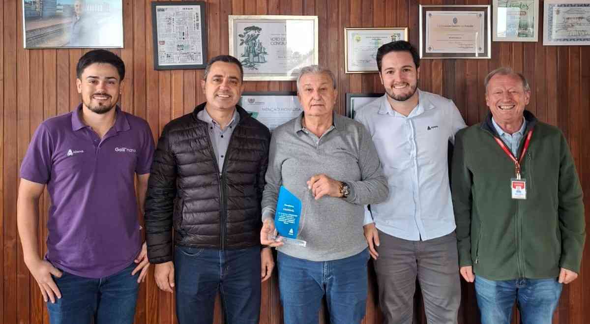Adama entrega reconhecimento à Coopavel