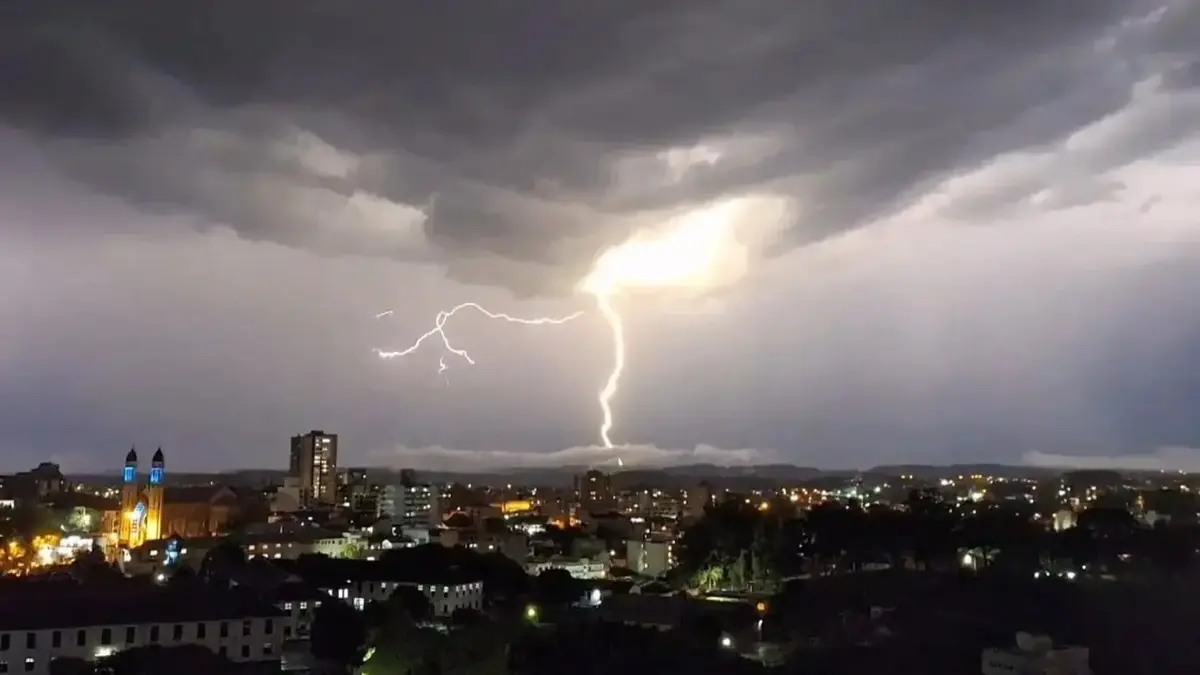 Frente quente trará chuva, raios e granizo