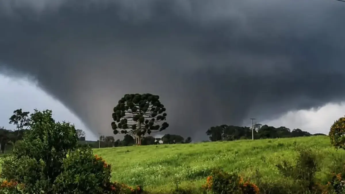 Tornado no Paraná impressiona pelo tamanho