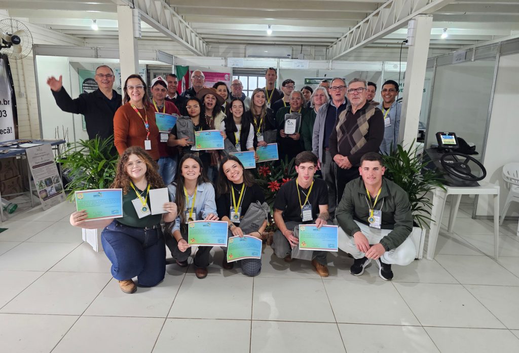 Penas de galinha, própolis e bioinsumos viram pesquisa em escolas agrícolas
