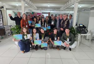 Penas de galinha, própolis e bioinsumos viram pesquisa em escolas agrícolas