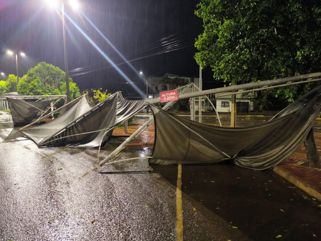 Fortes chuvas e ventos causam estragos em São Miguel do Iguaçu