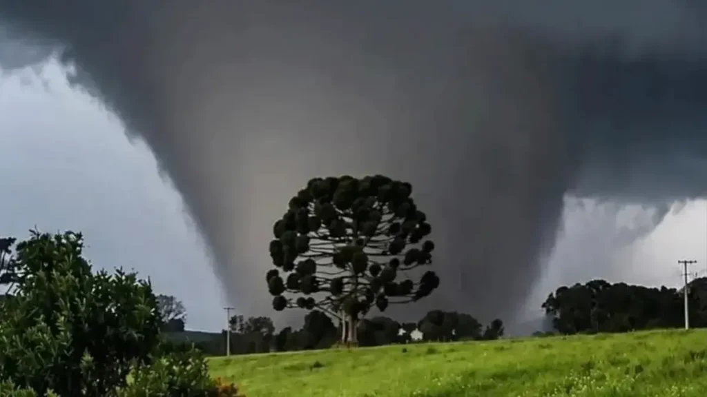 Vem aí onda de tempestades com vendavais e risco de tornados
