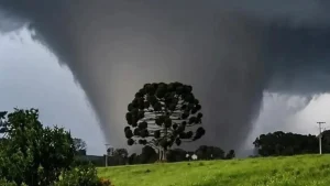 Vem aí onda de tempestades com vendavais e risco de tornados