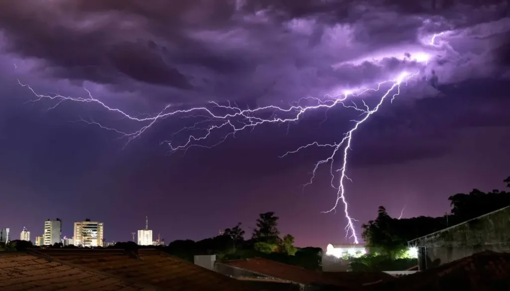 Semana deve terminar com chuvas e temporais no Sul