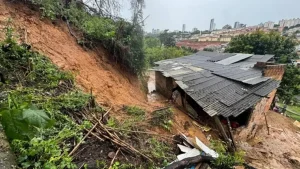 Família morre após barranco soterrar casa