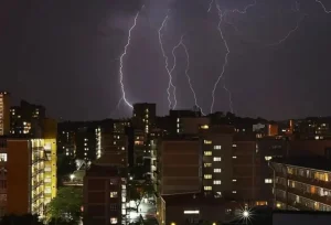 Raio mata lavrador no interior do PR; Estado teve mais de 37 mil descargas elétricas