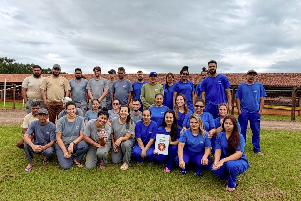 C.Vale recebe certificação de bem-estar animal da Frimesa