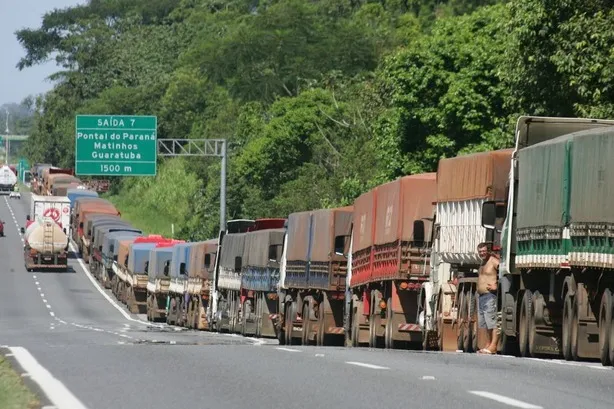 96% da produção de grãos é transportada por caminhões.
